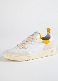 Oncept Phoenix Sneaker White Cloud-Hand In Pocket