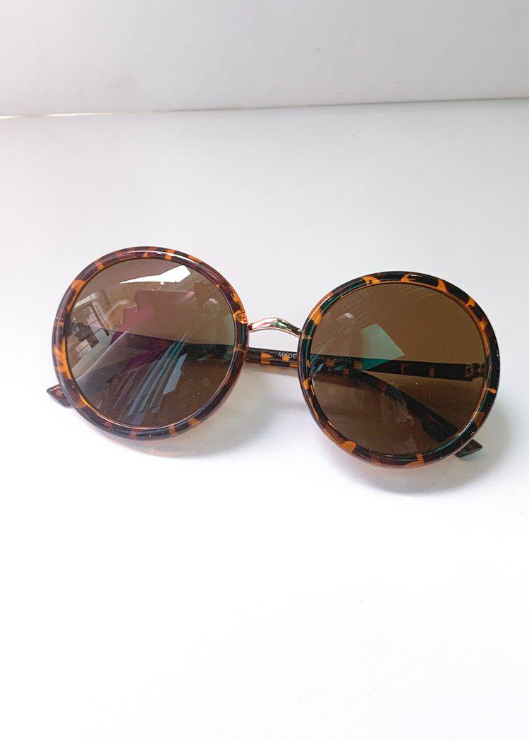 AJ Morgan Endless Round Sunnies - Tortoise-Hand In Pocket